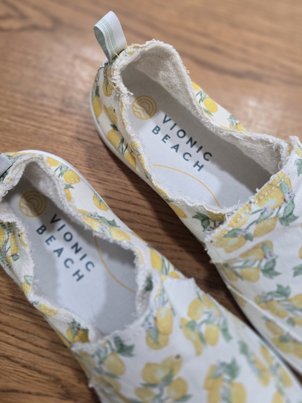 Vionic Malibu Slip-On Flats Loafers Sneakers with Lemon Print~Size 9.5 NWOT